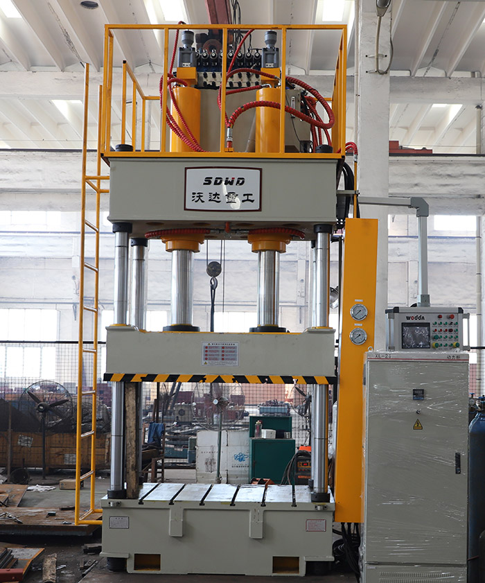 灰鬥車(che)成型液壓機實物(wù)拍攝