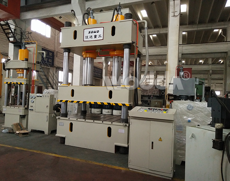 雙(shuang)缸三梁四柱液(yè)壓機