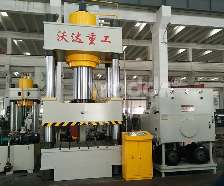 三(sān)梁四柱液(yè)壓機