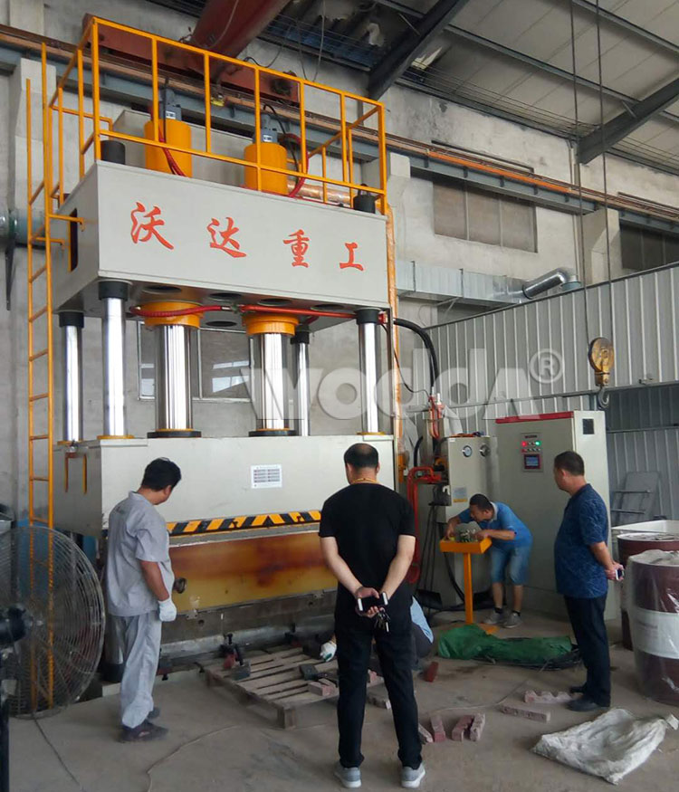 1200噸四柱液壓(ya)機