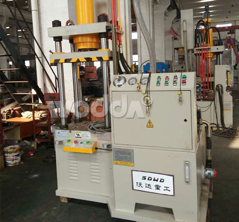 40T連體(ti)三梁四(si)柱液壓(ya)機