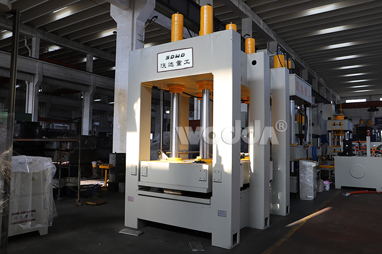 龍門框(kuang)架式液壓機