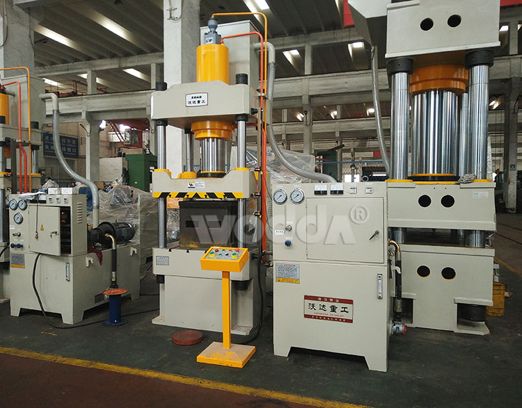 三梁(liang)四柱液壓機