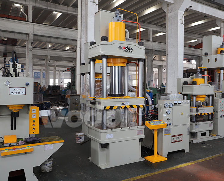 三梁(liáng)四柱液壓(yā)機