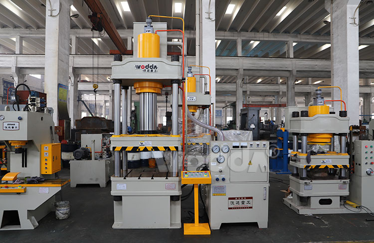 200噸四柱(zhu)液壓機