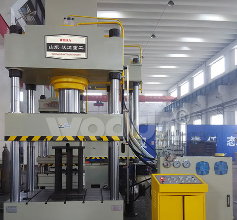 三梁四(sì)柱液壓(ya)機