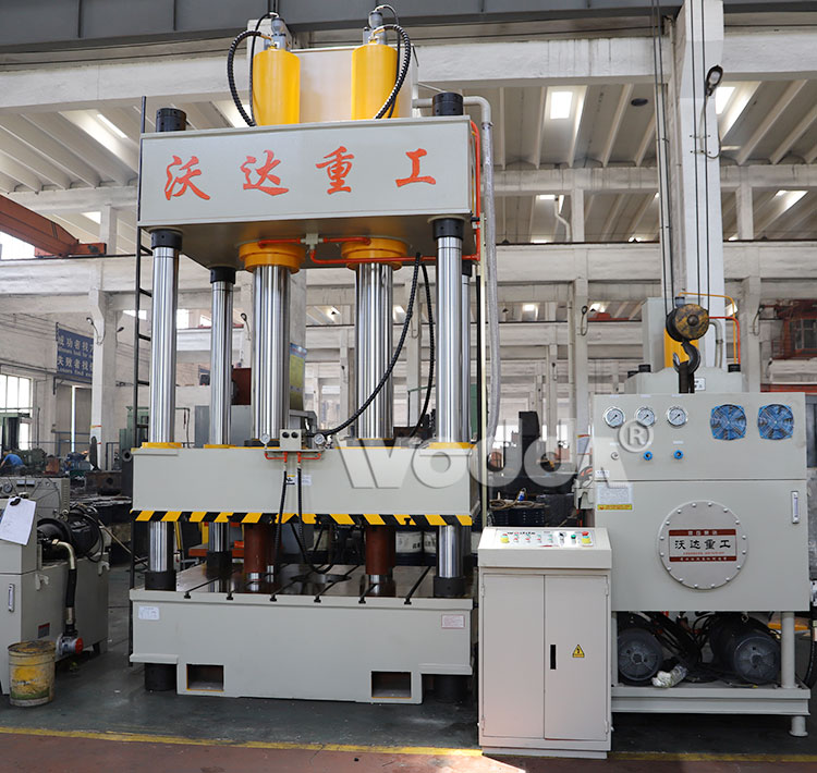 四柱三(san)梁液壓機(ji)