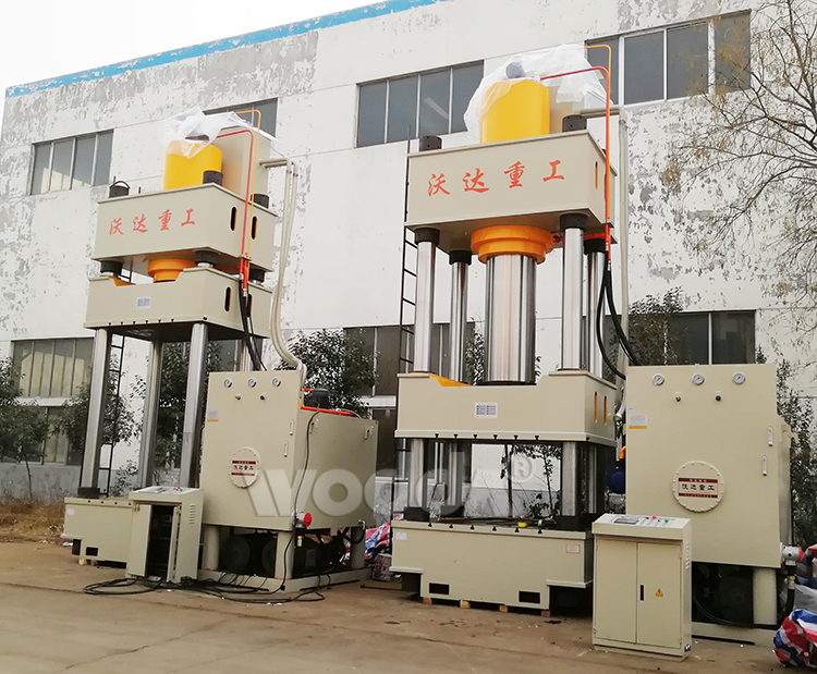 1500噸三梁(liáng)四柱液壓機 1500噸三梁四柱(zhù)液壓機