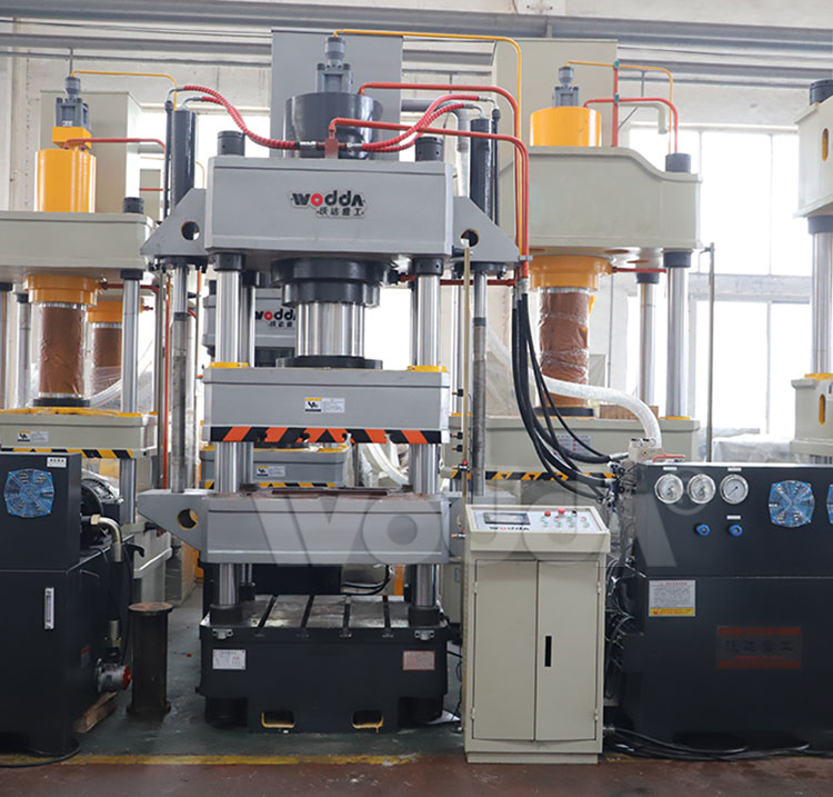 四梁四(sì)柱液壓機實拍圖(tu)