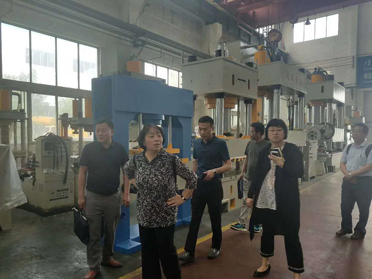 中國機(ji)床工業聯合會李(lǐ)冬茹副秘書長來(lai)沃達重工考察