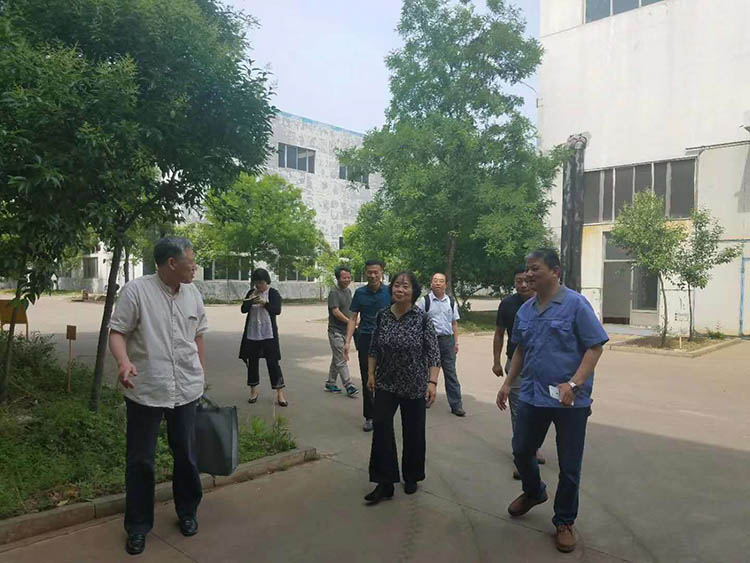 北京一機劉宇(yu)淩總工程師來沃(wò)達液壓機考察