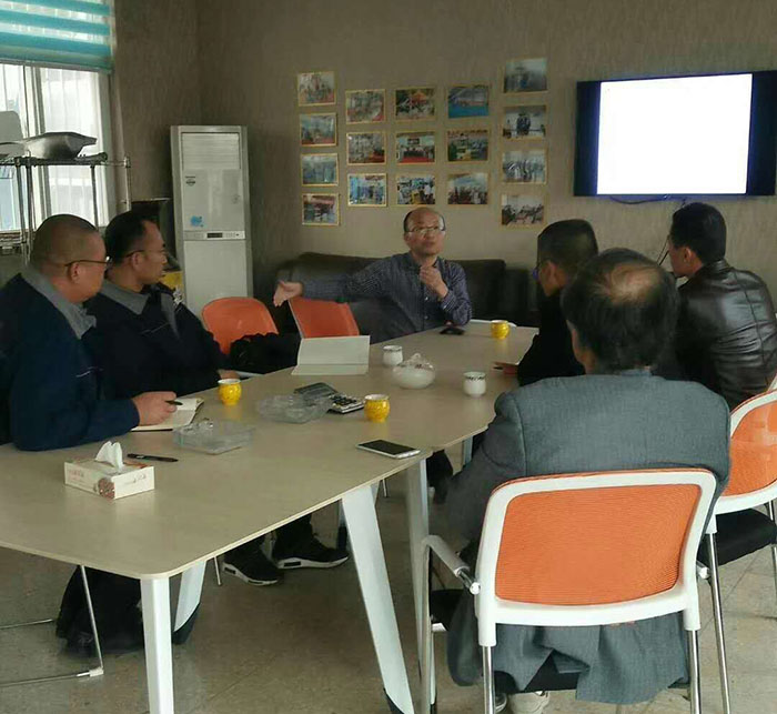 沃達液壓機技(ji)術人員與上海(hai)交大教授深入(rù)溝通