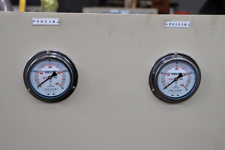 四柱三梁(liáng)液壓機油表(biao)
