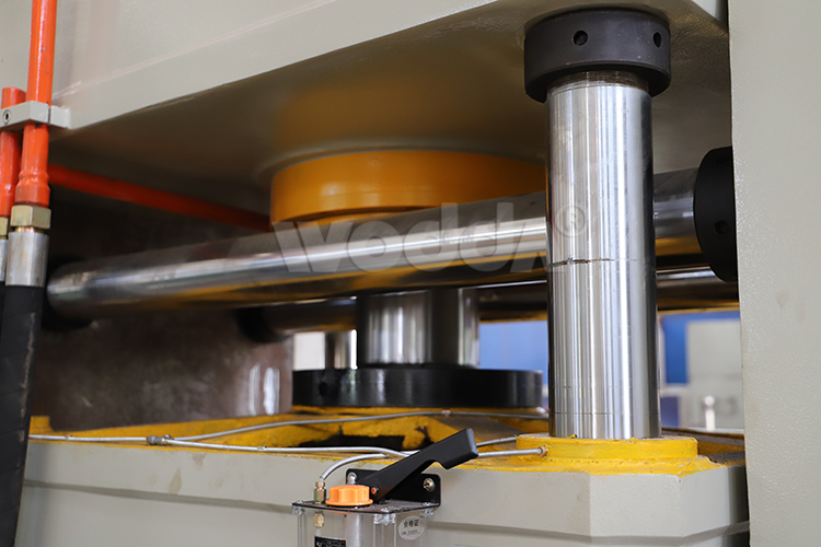 高鐵配(pei)件成型液壓機