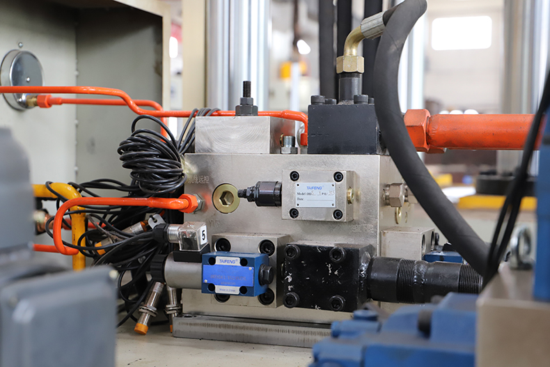 電動(dong)車擋風成(chéng)型液壓機(jī)