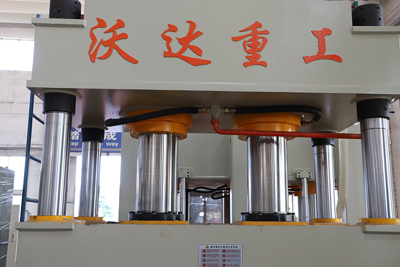 電動車擋(dǎng)風成型液(ye)壓機