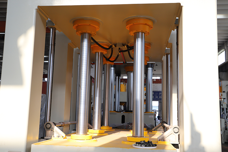 建築(zhu)隔溫新型材料成(chéng)型機立柱