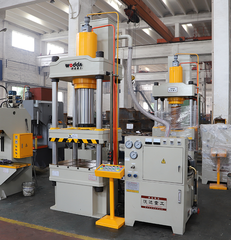 密胺餐具熱壓(ya)成型液壓機實(shi)拍