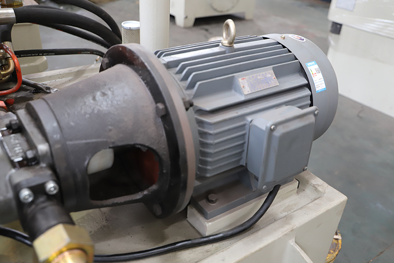 密胺(àn)餐具熱壓成型(xíng)液壓機油泵