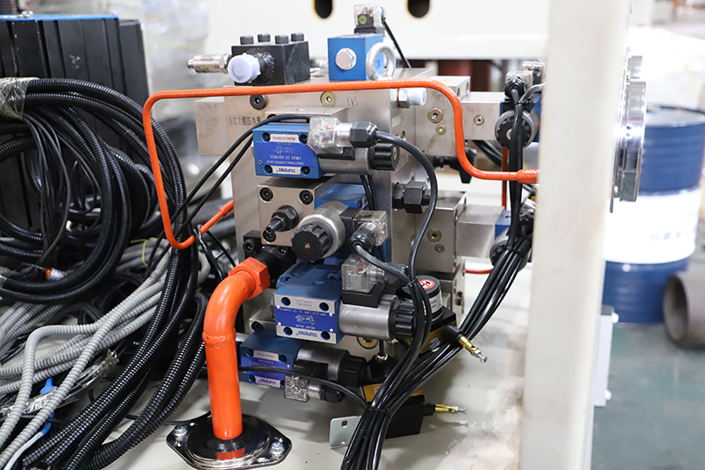 電磁爐隔熱(re)圈液壓機油(yóu)泵