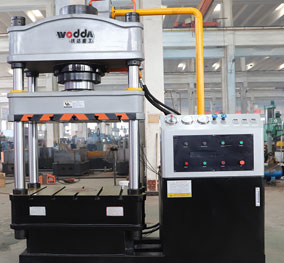 200噸(dūn)四柱液壓機