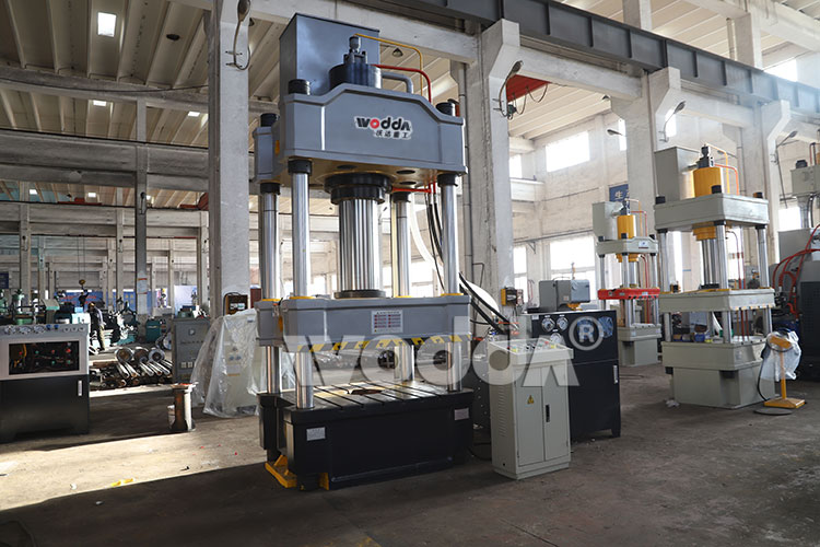 315t三梁四(si)柱液壓機(jī)