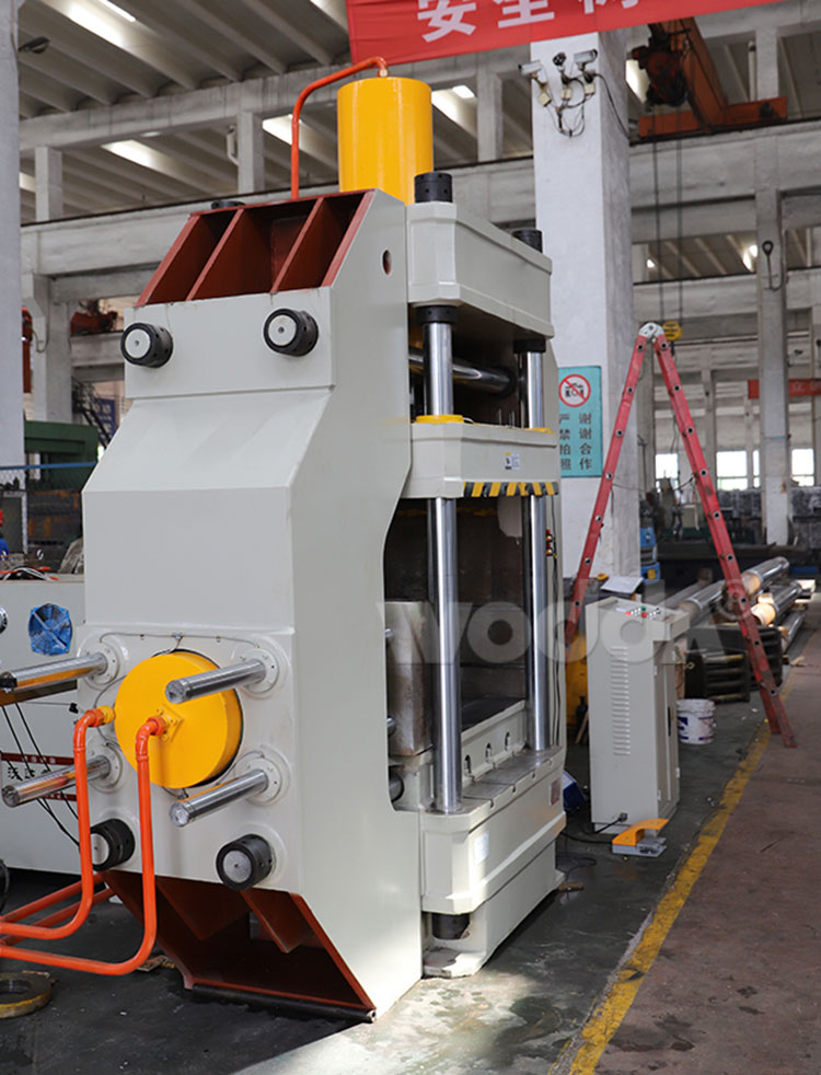 四柱(zhu)液壓機