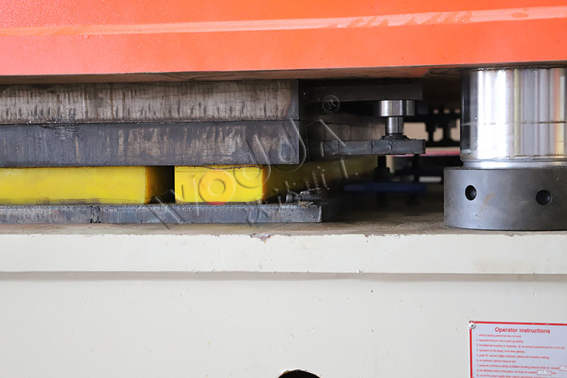 鋼(gang)木門壓花機(ji)