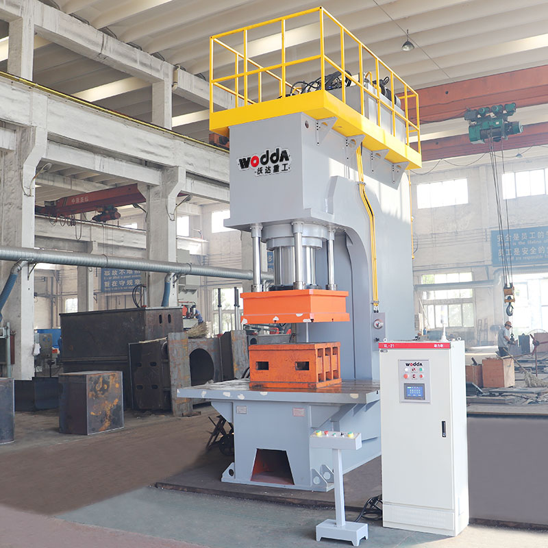 630噸單(dān)柱液壓(ya)機