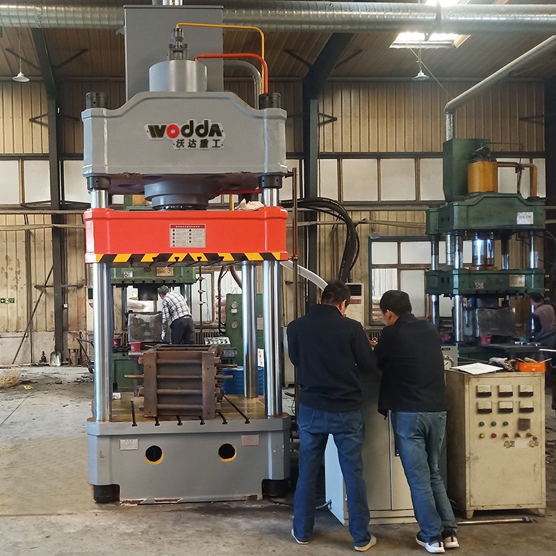 315噸國标三梁四(si)柱液壓機