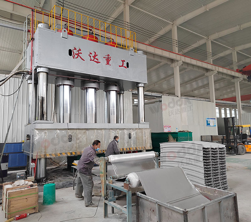 2000噸(dūn)SMC玻璃鋼電(dian)纜橋架成(cheng)型液壓機(jī) 2000噸SMC玻璃鋼(gāng)電纜橋架(jia)成型液壓(ya)機