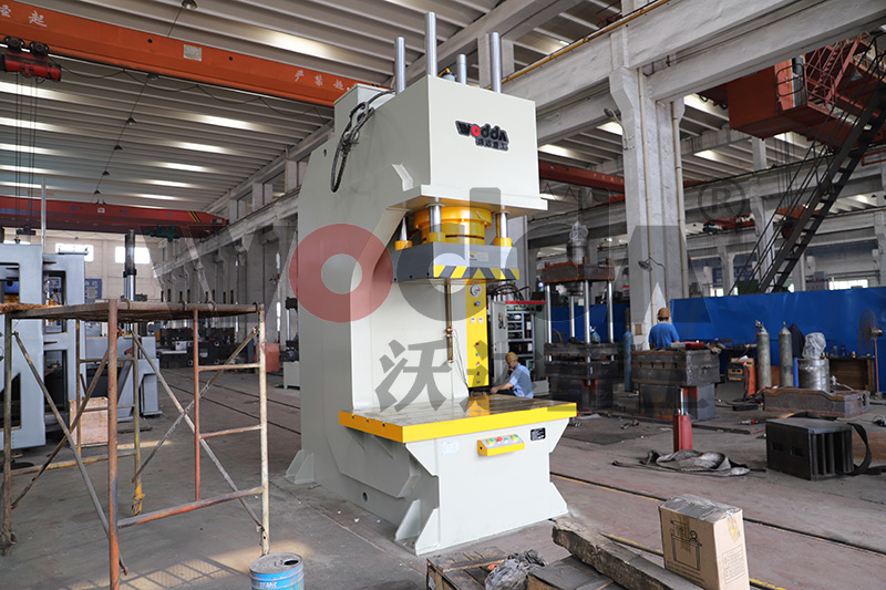 315噸單柱(zhu)液壓機