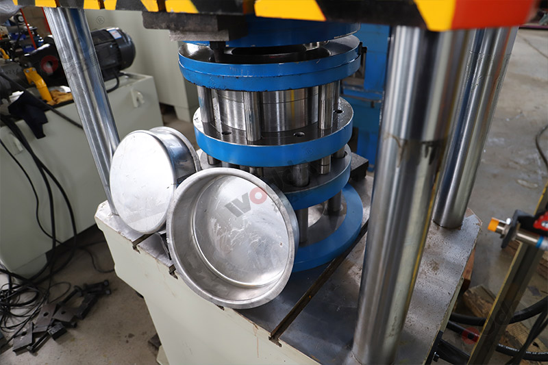 100噸電機端(duān)蓋拉伸液壓機_100T四(si)柱拉伸液壓機 100噸(dun)電機端蓋拉伸液(ye)壓機_100T四柱拉伸液(yè)壓機