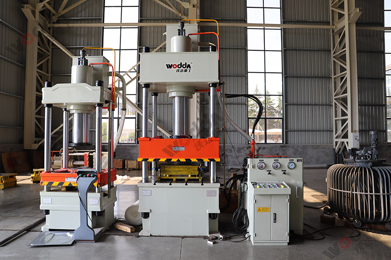 200噸不鏽(xiù)鋼蓋闆拉伸(shen)液壓機 200噸不(bu)鏽鋼蓋闆拉(la)伸液壓機