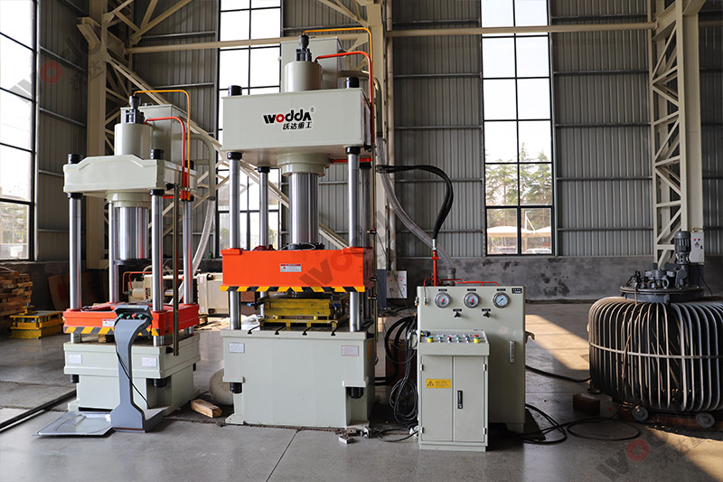 200噸不鏽(xiù)鋼蓋闆拉伸(shēn)液壓機 200噸不(bú)鏽鋼蓋闆拉(lā)伸液壓機