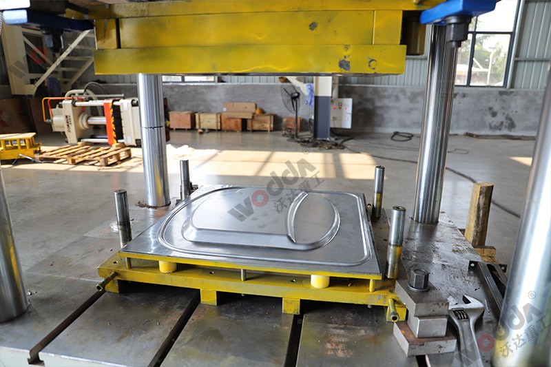 200噸不鏽鋼(gāng)薄闆拉伸液壓(ya)機模具 200噸不鏽(xiù)鋼薄闆拉伸液(yè)壓機模具