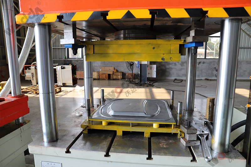 200噸不(bú)鏽鋼薄闆拉伸(shēn)液壓機 200噸不鏽(xiù)鋼薄闆拉伸液(yè)壓機