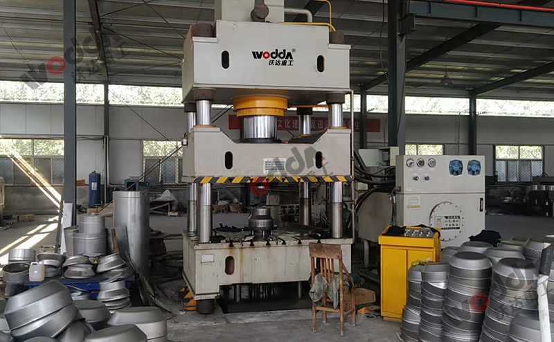 500噸不(bu)鏽鋼封頭(tóu)拉伸液壓(yā)機 500噸不鏽(xiù)鋼封頭拉(lā)伸液壓機(ji)