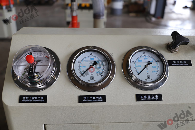 100噸三梁(liang)四柱液壓(ya)機壓力表(biao) 100噸三梁四(sì)柱液壓機(ji)壓力表