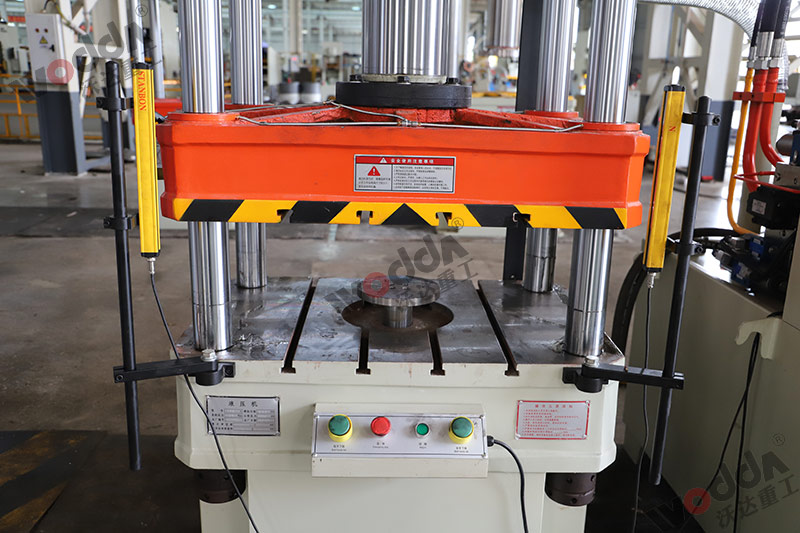 100噸(dūn)三梁四柱(zhù)液壓機工(gōng)作台 100噸三(san)梁四柱液(yè)壓機工作(zuò)台