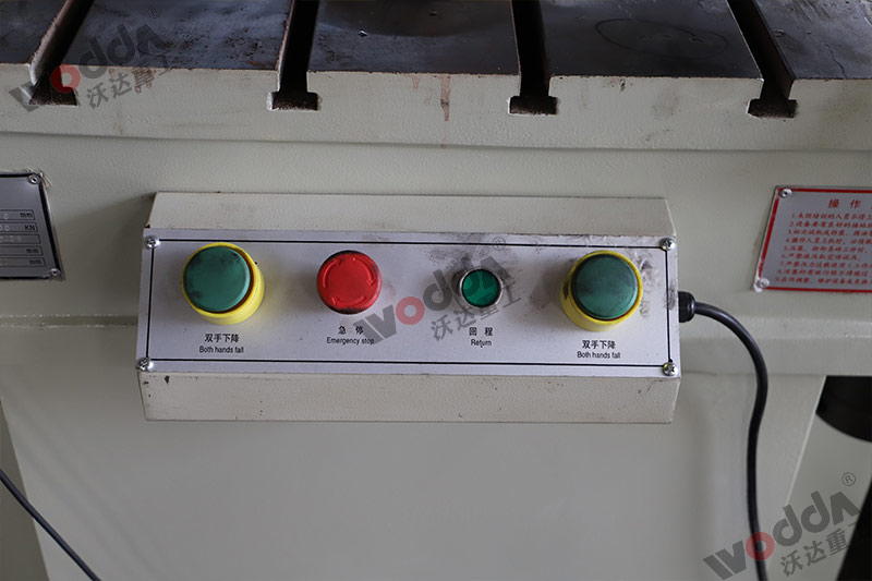 100噸三梁(liáng)四柱液壓(ya)機按鈕 100噸(dūn)三梁四柱(zhù)液壓機按(àn)鈕