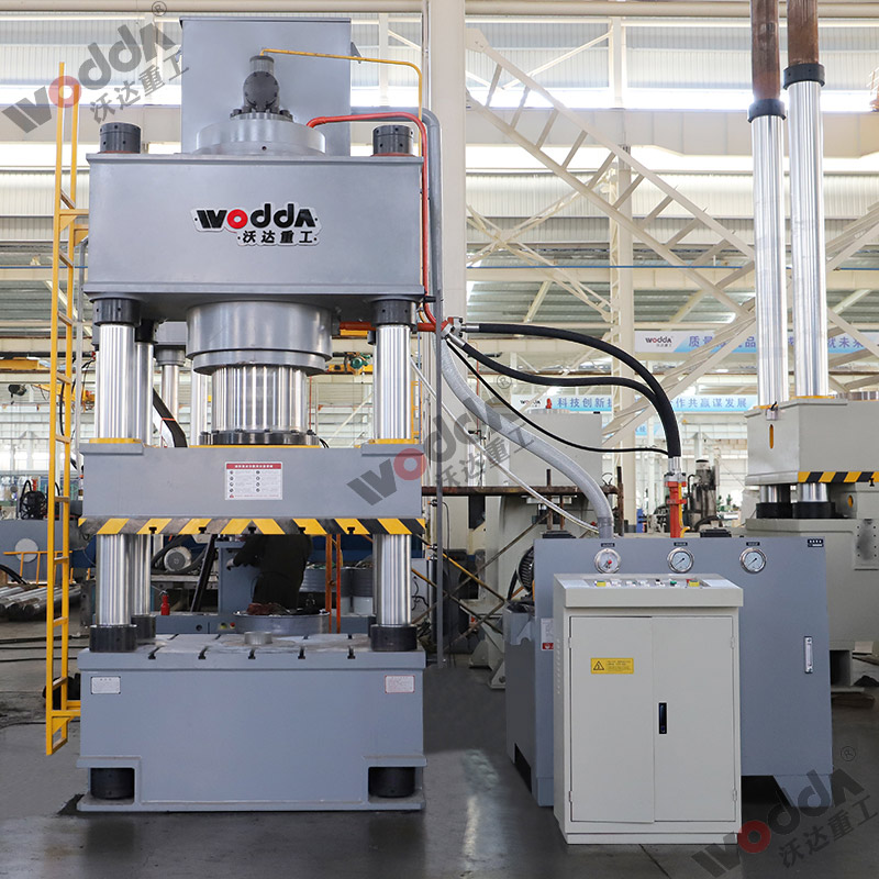 630噸四(si)柱拉伸(shēn)液壓機(jī)