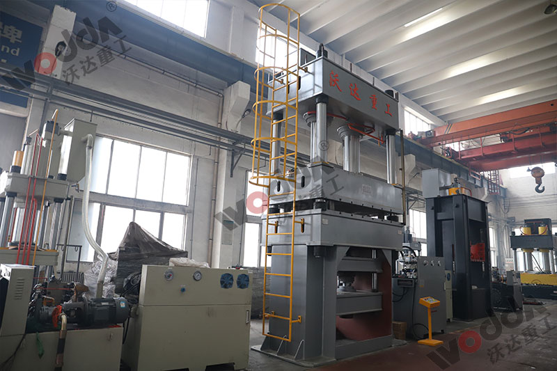 不鏽鋼托(tuō)盤拉伸液壓機 不(bú)鏽鋼托盤拉伸液(yè)壓機