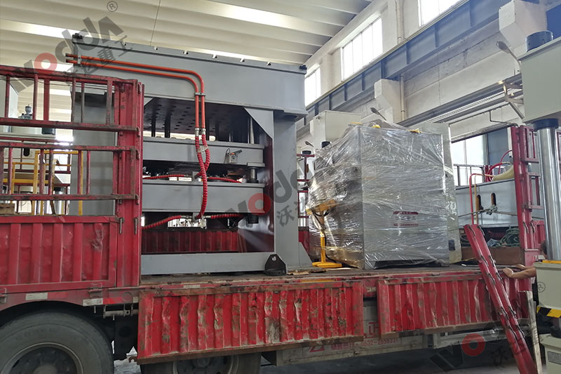 不鏽鋼托盤拉(la)伸液壓機裝車發(fa)貨 不鏽鋼托盤拉(lā)伸液壓機裝車發(fa)貨