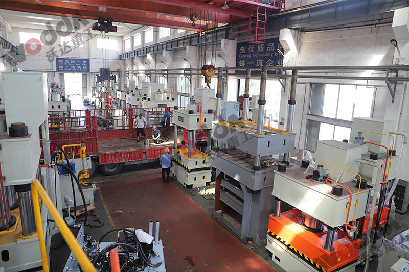 不鏽鋼托盤拉(la)伸液壓機裝車發(fa)貨 不鏽鋼托盤拉(lā)伸液壓機裝車發(fā)貨