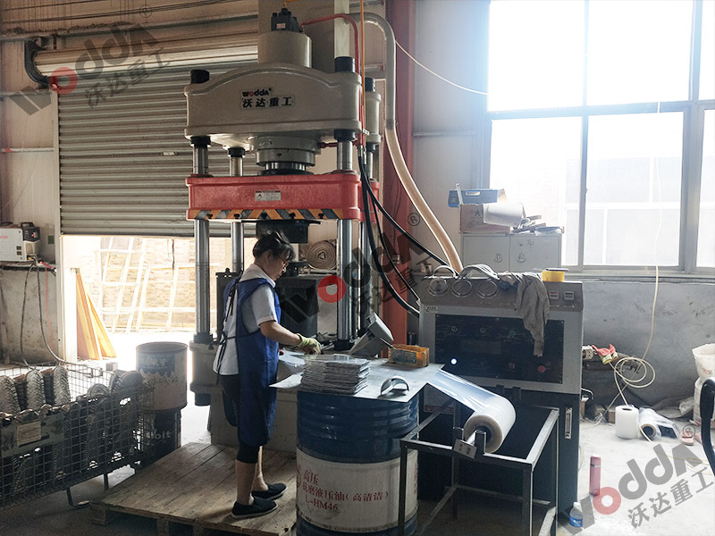 200噸金(jin)屬薄闆拉(la)伸機 200噸金(jin)屬薄闆拉(la)伸機