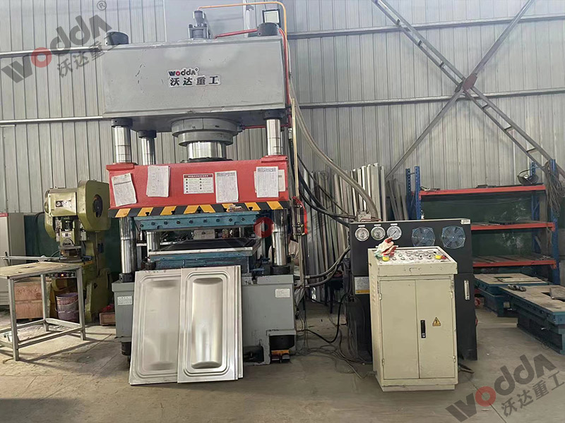 400噸巧克(ke)力水箱闆(pǎn)拉伸液壓(ya)機 400噸巧克(ke)力水箱闆(pan)拉伸液壓(ya)機