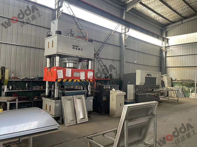 400噸巧(qiao)克力水箱(xiāng)闆拉伸液(yè)壓機 400噸巧(qiao)克力水箱(xiang)闆拉伸液(ye)壓機