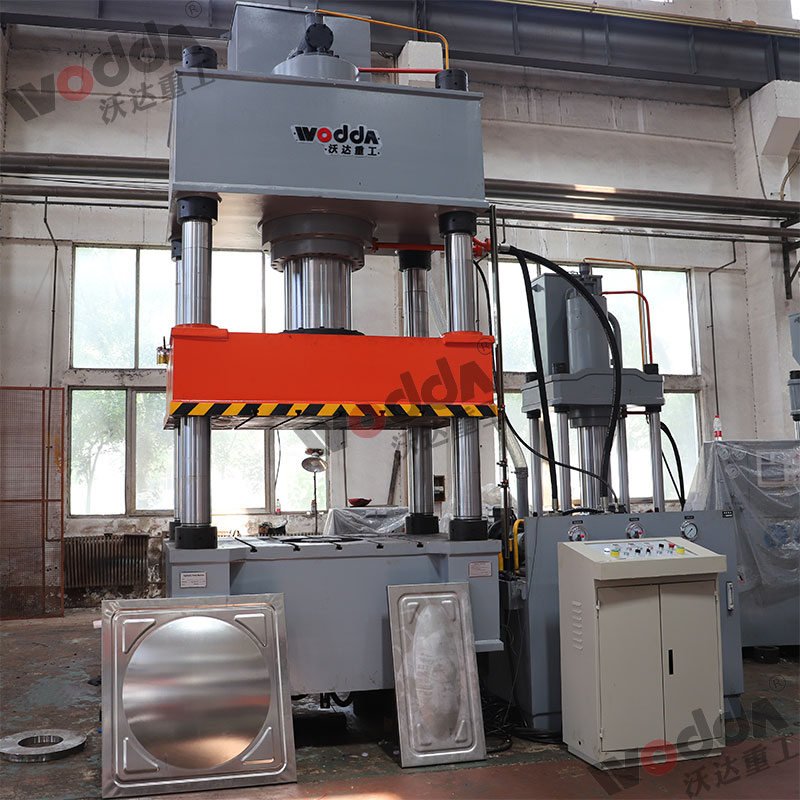 500噸不鏽(xiù)鋼水箱成型(xing)液壓機