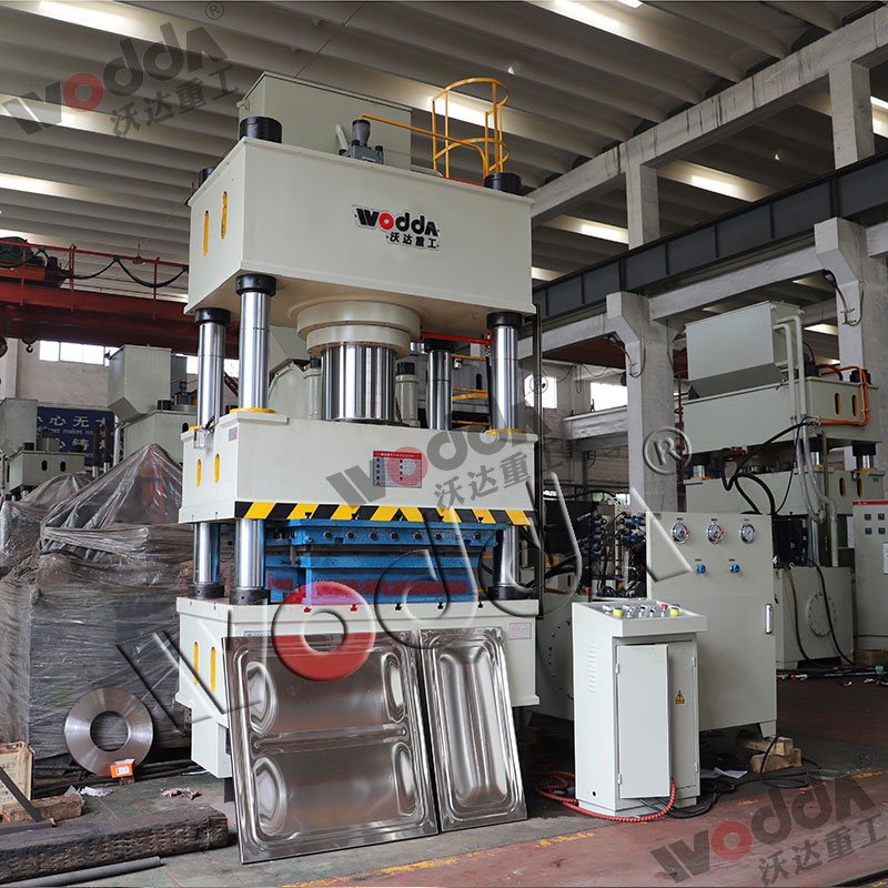 400噸不鏽鋼水(shui)箱成型液壓(ya)機